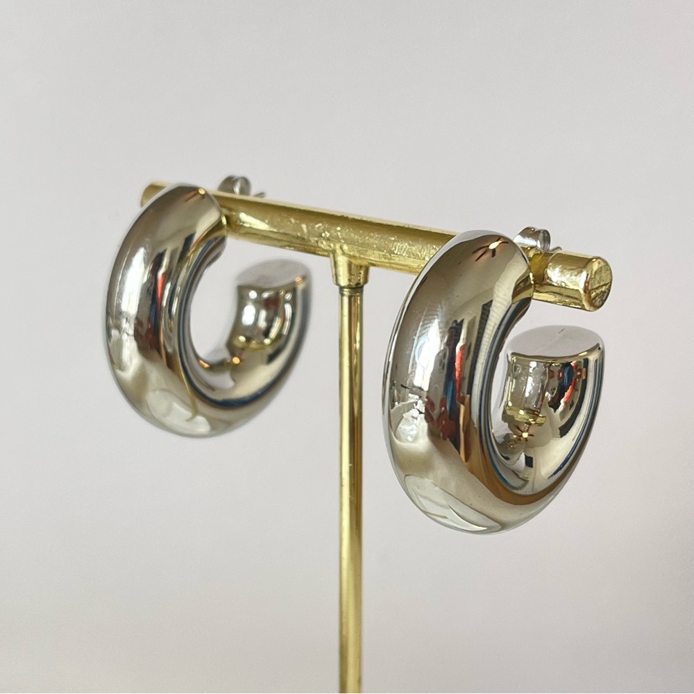 New rhodium plated fashion hoop earrings. Silver color.